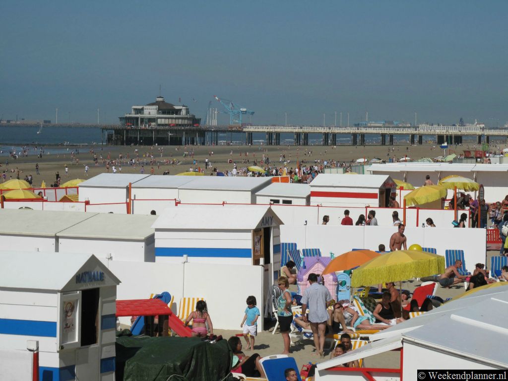 Voor de boulevard zie je de pier uit 1933. Deze pier steekt zo'n 350 meter in zee. 